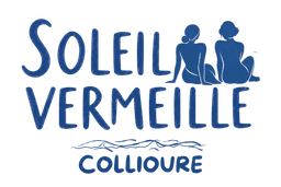Soleil Vermeille, c’est une marque née à Collioure, entre mer, soleil et blagues d’été.
On reprend parfois les clichés du t-shirt de vacances et de la fast fashion, mais pour mieux les détourner.
Chaque dessin devient une petite scène locale, drôle, rétro et plus mode que souvenir touristique.
Bref, l’été qu’on porte sans trop se prendre au sérieux.